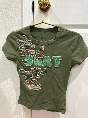 Urban Outfitters Baby-Tee. Band-tee, concert, festival, Charlie XCX